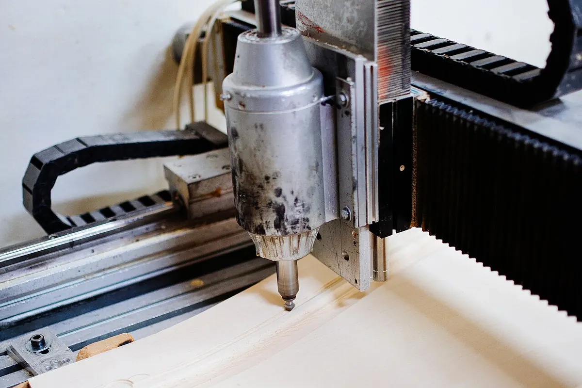 CNC машина при обработка на дървен детайл