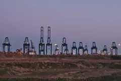 Контейнерни кранове в пристанището на Антверпен в здрача