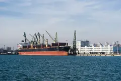 Товарен кораб в пристанище Варна