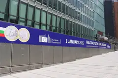 Банер на Европейската комисия „Добре дошла в еврото, България“ с дата 1 януари 2026 г.